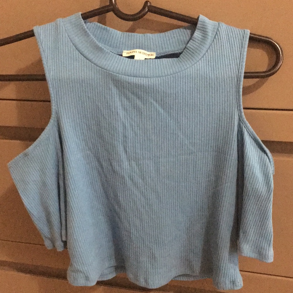 Blue cropped shirt